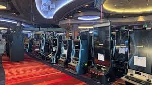 Ilustrasi perangkat mobile menampilkan penawaran khusus hiburan digital untuk penggemar sports dan casino di Indonesia